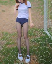 [Wind Field] NO.091 Czarna jedwabna dziewczyna na boisku sportowym