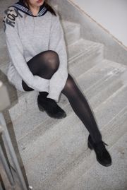 「階段の吹き抜けの黒人少女」[センルオ財団] BETA-007